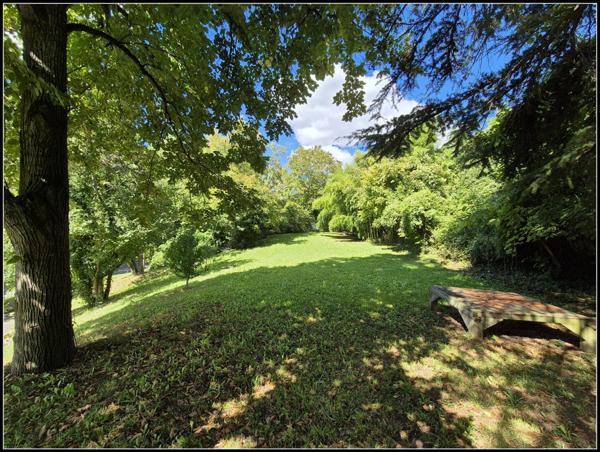 Maison avec piscine, double garage et jardin arboré, à MONCRABEAU (47)