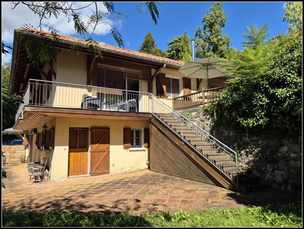 Maison avec piscine, double garage et jardin arboré, à MONCRABEAU (47)