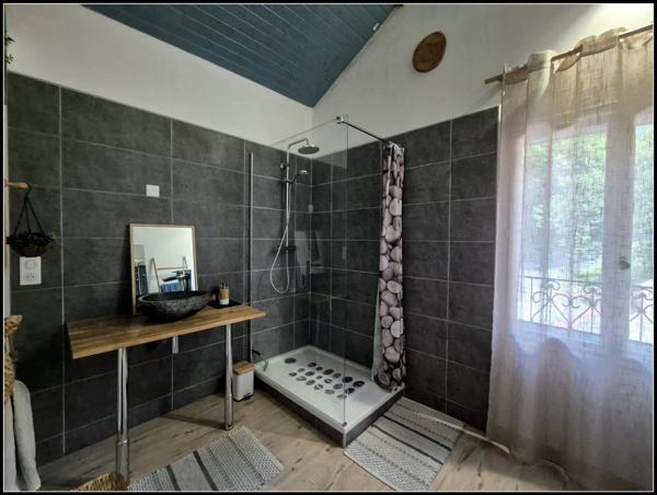 Maison avec piscine, double garage et jardin arboré, à MONCRABEAU (47)