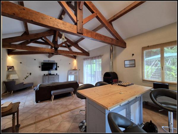 Maison avec piscine, double garage et jardin arboré, à MONCRABEAU (47)