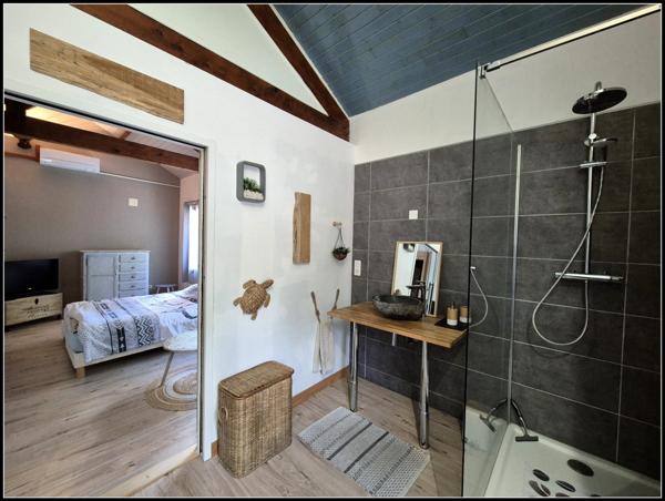 Maison avec piscine, double garage et jardin arboré, à MONCRABEAU (47)