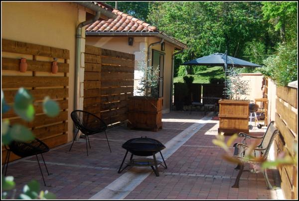 Maison avec piscine, double garage et jardin arboré, à MONCRABEAU (47)