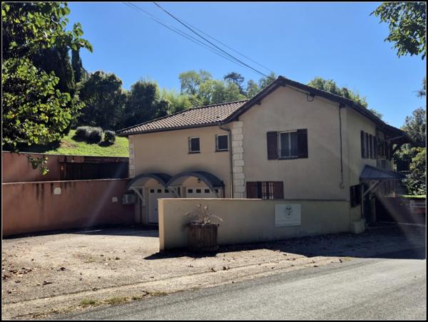Maison avec piscine, double garage et jardin arboré, à MONCRABEAU (47)