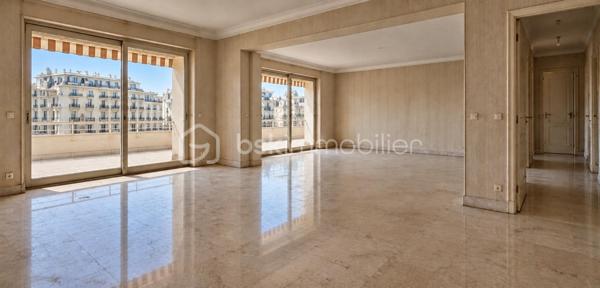 Au cœur du très prisé Carré d’Or de Nice, découvrez cet appartement traversant rare d’environ 190 m², situé en étage élevé au sein d’une adresse recherchée.
Dès l’entrée, les volumes généreux donnent le ton. Le bien s’ouvre sur un vaste séjour habillé de marbre, baigné de lumière et prolongé par une agréable terrasse, offrant un véritable espace de respiration en plein cœur de la ville.
La cuisine, actuellement indépendante, peut être ouverte sur la pièce de vie afin de créer un espace contemporain, élégant et convivial.
La partie nuit se compose de 4 chambres, de 2 salles de bains et de 3 WC, offrant un agencement idéal pour une résidence familiale ou un pied-à-terre d’exception.
Des travaux de rafraîchissement sont à prévoir, laissant place à de nombreuses possibilités de réaménagement et de personnalisation pour révéler tout le potentiel de ce bien.
Par ses volumes, son étage élevé, sa terrasse et surtout son emplacement privilégié, cet appartement constitue une opportunité rare dans l’un des secteurs les plus emblématiques de Nice.
À la recherche d’une adresse d’exception au cœur du Carré d’Or ? Imaginez, repensez et transformez ce bien en.ube véritable perle rare.


In the heart of Nice’s highly sought-after Carré d’Or, discover this rare apartment of approximately 190 sqm, ideally located on a high floor in one of the city’s most prestigious areas.
From the moment you enter, the generous proportions immediately set the tone. The apartment opens onto a spacious marble-floored living room, filled with natural light and extended by a pleasant terrace, creating a true sense of space in the very heart of the city.
The kitchen is currently separate but could be opened onto the living area to create a large, contemporary and elegant reception space.
The sleeping area comprises 4 bedrooms, 2 bathrooms and 3 WCs, offering an ideal layout for a family residence or an exceptional pied-à-terre.
Some refreshment and updating work is required, offering an excellent opportunity to redesign and personalise the interior while revealing the full potential of this remarkable property.
With its generous volumes, high-floor position, terrace and prime location, this apartment represents a rare opportunity in one of Nice’s most iconic neighbourhoods.
Looking for an exceptional address in the heart of the Carré d’Or? Reimagine this unique property and transform it into a true gem.