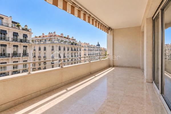 Au cœur du très prisé Carré d’Or de Nice, découvrez cet appartement traversant rare d’environ 190 m², situé en étage élevé au sein d’une adresse recherchée.
Dès l’entrée, les volumes généreux donnent le ton. Le bien s’ouvre sur un vaste séjour habillé de marbre, baigné de lumière et prolongé par une agréable terrasse, offrant un véritable espace de respiration en plein cœur de la ville.
La cuisine, actuellement indépendante, peut être ouverte sur la pièce de vie afin de créer un espace contemporain, élégant et convivial.
La partie nuit se compose de 4 chambres, de 2 salles de bains et de 3 WC, offrant un agencement idéal pour une résidence familiale ou un pied-à-terre d’exception.
Des travaux de rafraîchissement sont à prévoir, laissant place à de nombreuses possibilités de réaménagement et de personnalisation pour révéler tout le potentiel de ce bien.
Par ses volumes, son étage élevé, sa terrasse et surtout son emplacement privilégié, cet appartement constitue une opportunité rare dans l’un des secteurs les plus emblématiques de Nice.
À la recherche d’une adresse d’exception au cœur du Carré d’Or ? Imaginez, repensez et transformez ce bien en.ube véritable perle rare.


In the heart of Nice’s highly sought-after Carré d’Or, discover this rare apartment of approximately 190 sqm, ideally located on a high floor in one of the city’s most prestigious areas.
From the moment you enter, the generous proportions immediately set the tone. The apartment opens onto a spacious marble-floored living room, filled with natural light and extended by a pleasant terrace, creating a true sense of space in the very heart of the city.
The kitchen is currently separate but could be opened onto the living area to create a large, contemporary and elegant reception space.
The sleeping area comprises 4 bedrooms, 2 bathrooms and 3 WCs, offering an ideal layout for a family residence or an exceptional pied-à-terre.
Some refreshment and updating work is required, offering an excellent opportunity to redesign and personalise the interior while revealing the full potential of this remarkable property.
With its generous volumes, high-floor position, terrace and prime location, this apartment represents a rare opportunity in one of Nice’s most iconic neighbourhoods.
Looking for an exceptional address in the heart of the Carré d’Or? Reimagine this unique property and transform it into a true gem.