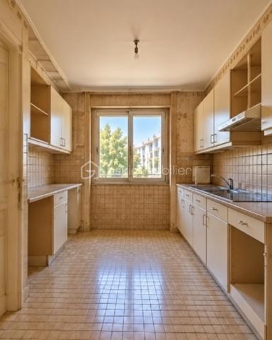 Au cœur du très prisé Carré d’Or de Nice, découvrez cet appartement traversant rare d’environ 190 m², situé en étage élevé au sein d’une adresse recherchée.
Dès l’entrée, les volumes généreux donnent le ton. Le bien s’ouvre sur un vaste séjour habillé de marbre, baigné de lumière et prolongé par une agréable terrasse, offrant un véritable espace de respiration en plein cœur de la ville.
La cuisine, actuellement indépendante, peut être ouverte sur la pièce de vie afin de créer un espace contemporain, élégant et convivial.
La partie nuit se compose de 4 chambres, de 2 salles de bains et de 3 WC, offrant un agencement idéal pour une résidence familiale ou un pied-à-terre d’exception.
Des travaux de rafraîchissement sont à prévoir, laissant place à de nombreuses possibilités de réaménagement et de personnalisation pour révéler tout le potentiel de ce bien.
Par ses volumes, son étage élevé, sa terrasse et surtout son emplacement privilégié, cet appartement constitue une opportunité rare dans l’un des secteurs les plus emblématiques de Nice.
À la recherche d’une adresse d’exception au cœur du Carré d’Or ? Imaginez, repensez et transformez ce bien en.ube véritable perle rare.


In the heart of Nice’s highly sought-after Carré d’Or, discover this rare apartment of approximately 190 sqm, ideally located on a high floor in one of the city’s most prestigious areas.
From the moment you enter, the generous proportions immediately set the tone. The apartment opens onto a spacious marble-floored living room, filled with natural light and extended by a pleasant terrace, creating a true sense of space in the very heart of the city.
The kitchen is currently separate but could be opened onto the living area to create a large, contemporary and elegant reception space.
The sleeping area comprises 4 bedrooms, 2 bathrooms and 3 WCs, offering an ideal layout for a family residence or an exceptional pied-à-terre.
Some refreshment and updating work is required, offering an excellent opportunity to redesign and personalise the interior while revealing the full potential of this remarkable property.
With its generous volumes, high-floor position, terrace and prime location, this apartment represents a rare opportunity in one of Nice’s most iconic neighbourhoods.
Looking for an exceptional address in the heart of the Carré d’Or? Reimagine this unique property and transform it into a true gem.