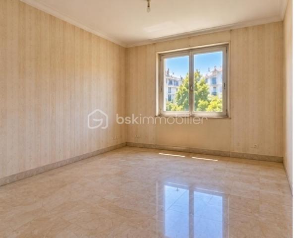 Au cœur du très prisé Carré d’Or de Nice, découvrez cet appartement traversant rare d’environ 190 m², situé en étage élevé au sein d’une adresse recherchée.
Dès l’entrée, les volumes généreux donnent le ton. Le bien s’ouvre sur un vaste séjour habillé de marbre, baigné de lumière et prolongé par une agréable terrasse, offrant un véritable espace de respiration en plein cœur de la ville.
La cuisine, actuellement indépendante, peut être ouverte sur la pièce de vie afin de créer un espace contemporain, élégant et convivial.
La partie nuit se compose de 4 chambres, de 2 salles de bains et de 3 WC, offrant un agencement idéal pour une résidence familiale ou un pied-à-terre d’exception.
Des travaux de rafraîchissement sont à prévoir, laissant place à de nombreuses possibilités de réaménagement et de personnalisation pour révéler tout le potentiel de ce bien.
Par ses volumes, son étage élevé, sa terrasse et surtout son emplacement privilégié, cet appartement constitue une opportunité rare dans l’un des secteurs les plus emblématiques de Nice.
À la recherche d’une adresse d’exception au cœur du Carré d’Or ? Imaginez, repensez et transformez ce bien en.ube véritable perle rare.


In the heart of Nice’s highly sought-after Carré d’Or, discover this rare apartment of approximately 190 sqm, ideally located on a high floor in one of the city’s most prestigious areas.
From the moment you enter, the generous proportions immediately set the tone. The apartment opens onto a spacious marble-floored living room, filled with natural light and extended by a pleasant terrace, creating a true sense of space in the very heart of the city.
The kitchen is currently separate but could be opened onto the living area to create a large, contemporary and elegant reception space.
The sleeping area comprises 4 bedrooms, 2 bathrooms and 3 WCs, offering an ideal layout for a family residence or an exceptional pied-à-terre.
Some refreshment and updating work is required, offering an excellent opportunity to redesign and personalise the interior while revealing the full potential of this remarkable property.
With its generous volumes, high-floor position, terrace and prime location, this apartment represents a rare opportunity in one of Nice’s most iconic neighbourhoods.
Looking for an exceptional address in the heart of the Carré d’Or? Reimagine this unique property and transform it into a true gem.
