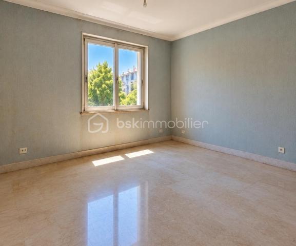 Au cœur du très prisé Carré d’Or de Nice, découvrez cet appartement traversant rare d’environ 190 m², situé en étage élevé au sein d’une adresse recherchée.
Dès l’entrée, les volumes généreux donnent le ton. Le bien s’ouvre sur un vaste séjour habillé de marbre, baigné de lumière et prolongé par une agréable terrasse, offrant un véritable espace de respiration en plein cœur de la ville.
La cuisine, actuellement indépendante, peut être ouverte sur la pièce de vie afin de créer un espace contemporain, élégant et convivial.
La partie nuit se compose de 4 chambres, de 2 salles de bains et de 3 WC, offrant un agencement idéal pour une résidence familiale ou un pied-à-terre d’exception.
Des travaux de rafraîchissement sont à prévoir, laissant place à de nombreuses possibilités de réaménagement et de personnalisation pour révéler tout le potentiel de ce bien.
Par ses volumes, son étage élevé, sa terrasse et surtout son emplacement privilégié, cet appartement constitue une opportunité rare dans l’un des secteurs les plus emblématiques de Nice.
À la recherche d’une adresse d’exception au cœur du Carré d’Or ? Imaginez, repensez et transformez ce bien en.ube véritable perle rare.


In the heart of Nice’s highly sought-after Carré d’Or, discover this rare apartment of approximately 190 sqm, ideally located on a high floor in one of the city’s most prestigious areas.
From the moment you enter, the generous proportions immediately set the tone. The apartment opens onto a spacious marble-floored living room, filled with natural light and extended by a pleasant terrace, creating a true sense of space in the very heart of the city.
The kitchen is currently separate but could be opened onto the living area to create a large, contemporary and elegant reception space.
The sleeping area comprises 4 bedrooms, 2 bathrooms and 3 WCs, offering an ideal layout for a family residence or an exceptional pied-à-terre.
Some refreshment and updating work is required, offering an excellent opportunity to redesign and personalise the interior while revealing the full potential of this remarkable property.
With its generous volumes, high-floor position, terrace and prime location, this apartment represents a rare opportunity in one of Nice’s most iconic neighbourhoods.
Looking for an exceptional address in the heart of the Carré d’Or? Reimagine this unique property and transform it into a true gem.