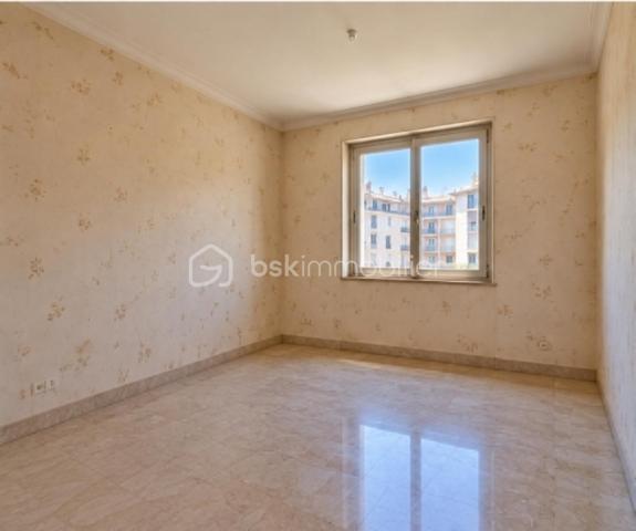 Au cœur du très prisé Carré d’Or de Nice, découvrez cet appartement traversant rare d’environ 190 m², situé en étage élevé au sein d’une adresse recherchée.
Dès l’entrée, les volumes généreux donnent le ton. Le bien s’ouvre sur un vaste séjour habillé de marbre, baigné de lumière et prolongé par une agréable terrasse, offrant un véritable espace de respiration en plein cœur de la ville.
La cuisine, actuellement indépendante, peut être ouverte sur la pièce de vie afin de créer un espace contemporain, élégant et convivial.
La partie nuit se compose de 4 chambres, de 2 salles de bains et de 3 WC, offrant un agencement idéal pour une résidence familiale ou un pied-à-terre d’exception.
Des travaux de rafraîchissement sont à prévoir, laissant place à de nombreuses possibilités de réaménagement et de personnalisation pour révéler tout le potentiel de ce bien.
Par ses volumes, son étage élevé, sa terrasse et surtout son emplacement privilégié, cet appartement constitue une opportunité rare dans l’un des secteurs les plus emblématiques de Nice.
À la recherche d’une adresse d’exception au cœur du Carré d’Or ? Imaginez, repensez et transformez ce bien en.ube véritable perle rare.


In the heart of Nice’s highly sought-after Carré d’Or, discover this rare apartment of approximately 190 sqm, ideally located on a high floor in one of the city’s most prestigious areas.
From the moment you enter, the generous proportions immediately set the tone. The apartment opens onto a spacious marble-floored living room, filled with natural light and extended by a pleasant terrace, creating a true sense of space in the very heart of the city.
The kitchen is currently separate but could be opened onto the living area to create a large, contemporary and elegant reception space.
The sleeping area comprises 4 bedrooms, 2 bathrooms and 3 WCs, offering an ideal layout for a family residence or an exceptional pied-à-terre.
Some refreshment and updating work is required, offering an excellent opportunity to redesign and personalise the interior while revealing the full potential of this remarkable property.
With its generous volumes, high-floor position, terrace and prime location, this apartment represents a rare opportunity in one of Nice’s most iconic neighbourhoods.
Looking for an exceptional address in the heart of the Carré d’Or? Reimagine this unique property and transform it into a true gem.