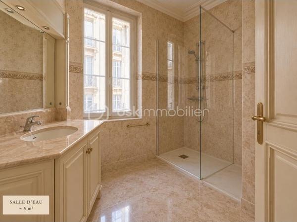 Au cœur du très prisé Carré d’Or de Nice, découvrez cet appartement traversant rare d’environ 190 m², situé en étage élevé au sein d’une adresse recherchée.
Dès l’entrée, les volumes généreux donnent le ton. Le bien s’ouvre sur un vaste séjour habillé de marbre, baigné de lumière et prolongé par une agréable terrasse, offrant un véritable espace de respiration en plein cœur de la ville.
La cuisine, actuellement indépendante, peut être ouverte sur la pièce de vie afin de créer un espace contemporain, élégant et convivial.
La partie nuit se compose de 4 chambres, de 2 salles de bains et de 3 WC, offrant un agencement idéal pour une résidence familiale ou un pied-à-terre d’exception.
Des travaux de rafraîchissement sont à prévoir, laissant place à de nombreuses possibilités de réaménagement et de personnalisation pour révéler tout le potentiel de ce bien.
Par ses volumes, son étage élevé, sa terrasse et surtout son emplacement privilégié, cet appartement constitue une opportunité rare dans l’un des secteurs les plus emblématiques de Nice.
À la recherche d’une adresse d’exception au cœur du Carré d’Or ? Imaginez, repensez et transformez ce bien en.ube véritable perle rare.


In the heart of Nice’s highly sought-after Carré d’Or, discover this rare apartment of approximately 190 sqm, ideally located on a high floor in one of the city’s most prestigious areas.
From the moment you enter, the generous proportions immediately set the tone. The apartment opens onto a spacious marble-floored living room, filled with natural light and extended by a pleasant terrace, creating a true sense of space in the very heart of the city.
The kitchen is currently separate but could be opened onto the living area to create a large, contemporary and elegant reception space.
The sleeping area comprises 4 bedrooms, 2 bathrooms and 3 WCs, offering an ideal layout for a family residence or an exceptional pied-à-terre.
Some refreshment and updating work is required, offering an excellent opportunity to redesign and personalise the interior while revealing the full potential of this remarkable property.
With its generous volumes, high-floor position, terrace and prime location, this apartment represents a rare opportunity in one of Nice’s most iconic neighbourhoods.
Looking for an exceptional address in the heart of the Carré d’Or? Reimagine this unique property and transform it into a true gem.