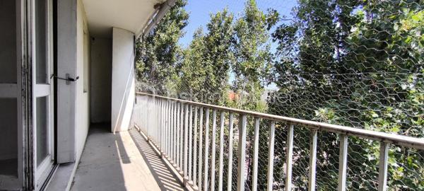 À vendre – Studio 31 m² avec balcon – Avignon

Situé à Avignon, au **5ᵉ étage d’un immeuble de 6 étages**, au sein d’une copropriété, ce logement d’environ **31 m² habitables** offre un beau potentiel après travaux de rénovation.

Il bénéficie également d’un **balcon d’environ 8 m²**, offrant un espace extérieur agréable.

Le logement se compose de :

* **Séjour lumineux** : 16,60 m²
* **Cuisine indépendante** : 5,78 m²
* **Salle de bains** : 4,57 m²
* **Bureau / petite pièce** : 4,36 m²
* **WC indépendant** : 1,11 m²
* **Couloir** : 3,89 m²
* **Placard 1** : 0,85 m²
* **Placard 2** : 0,80 m²
* **Balcon** : environ 8 m²

Des **travaux de rénovation sont à prévoir**, offrant la possibilité de repenser les espaces et de personnaliser le logement selon vos envies.

Grâce à sa belle luminosité, son balcon et son agencement, ce bien présente un **fort potentiel**, aussi bien pour un premier achat que pour un investissement locatif.
Le DPE est en cours de réalisation . 
**À découvrir sans tarder !**