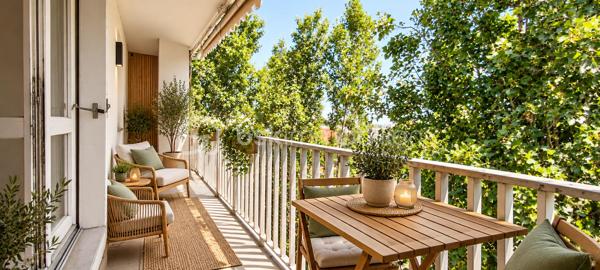 À vendre – Studio 31 m² avec balcon – Avignon

Situé à Avignon, au **5ᵉ étage d’un immeuble de 6 étages**, au sein d’une copropriété, ce logement d’environ **31 m² habitables** offre un beau potentiel après travaux de rénovation.

Il bénéficie également d’un **balcon d’environ 8 m²**, offrant un espace extérieur agréable.

Le logement se compose de :

* **Séjour lumineux** : 16,60 m²
* **Cuisine indépendante** : 5,78 m²
* **Salle de bains** : 4,57 m²
* **Bureau / petite pièce** : 4,36 m²
* **WC indépendant** : 1,11 m²
* **Couloir** : 3,89 m²
* **Placard 1** : 0,85 m²
* **Placard 2** : 0,80 m²
* **Balcon** : environ 8 m²

Des **travaux de rénovation sont à prévoir**, offrant la possibilité de repenser les espaces et de personnaliser le logement selon vos envies.

Grâce à sa belle luminosité, son balcon et son agencement, ce bien présente un **fort potentiel**, aussi bien pour un premier achat que pour un investissement locatif.
Le DPE est en cours de réalisation . 
**À découvrir sans tarder !**