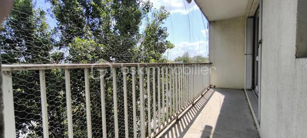 À vendre – Studio 31 m² avec balcon – Avignon

Situé à Avignon, au **5ᵉ étage d’un immeuble de 6 étages**, au sein d’une copropriété, ce logement d’environ **31 m² habitables** offre un beau potentiel après travaux de rénovation.

Il bénéficie également d’un **balcon d’environ 8 m²**, offrant un espace extérieur agréable.

Le logement se compose de :

* **Séjour lumineux** : 16,60 m²
* **Cuisine indépendante** : 5,78 m²
* **Salle de bains** : 4,57 m²
* **Bureau / petite pièce** : 4,36 m²
* **WC indépendant** : 1,11 m²
* **Couloir** : 3,89 m²
* **Placard 1** : 0,85 m²
* **Placard 2** : 0,80 m²
* **Balcon** : environ 8 m²

Des **travaux de rénovation sont à prévoir**, offrant la possibilité de repenser les espaces et de personnaliser le logement selon vos envies.

Grâce à sa belle luminosité, son balcon et son agencement, ce bien présente un **fort potentiel**, aussi bien pour un premier achat que pour un investissement locatif.
Le DPE est en cours de réalisation . 
**À découvrir sans tarder !**
