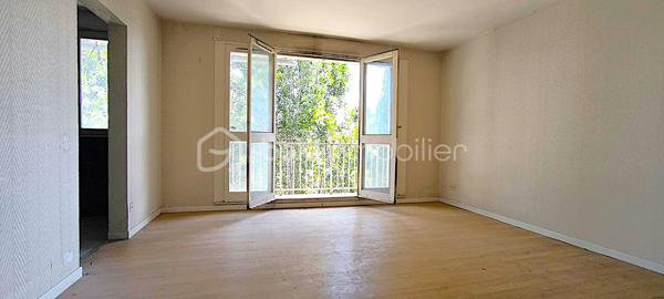 À vendre – Studio 31 m² avec balcon – Avignon

Situé à Avignon, au **5ᵉ étage d’un immeuble de 6 étages**, au sein d’une copropriété, ce logement d’environ **31 m² habitables** offre un beau potentiel après travaux de rénovation.

Il bénéficie également d’un **balcon d’environ 8 m²**, offrant un espace extérieur agréable.

Le logement se compose de :

* **Séjour lumineux** : 16,60 m²
* **Cuisine indépendante** : 5,78 m²
* **Salle de bains** : 4,57 m²
* **Bureau / petite pièce** : 4,36 m²
* **WC indépendant** : 1,11 m²
* **Couloir** : 3,89 m²
* **Placard 1** : 0,85 m²
* **Placard 2** : 0,80 m²
* **Balcon** : environ 8 m²

Des **travaux de rénovation sont à prévoir**, offrant la possibilité de repenser les espaces et de personnaliser le logement selon vos envies.

Grâce à sa belle luminosité, son balcon et son agencement, ce bien présente un **fort potentiel**, aussi bien pour un premier achat que pour un investissement locatif.
Le DPE est en cours de réalisation . 
**À découvrir sans tarder !**