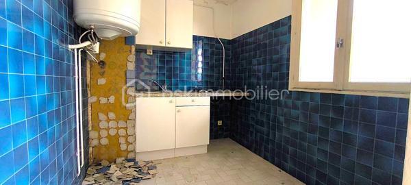 À vendre – Studio 31 m² avec balcon – Avignon

Situé à Avignon, au **5ᵉ étage d’un immeuble de 6 étages**, au sein d’une copropriété, ce logement d’environ **31 m² habitables** offre un beau potentiel après travaux de rénovation.

Il bénéficie également d’un **balcon d’environ 8 m²**, offrant un espace extérieur agréable.

Le logement se compose de :

* **Séjour lumineux** : 16,60 m²
* **Cuisine indépendante** : 5,78 m²
* **Salle de bains** : 4,57 m²
* **Bureau / petite pièce** : 4,36 m²
* **WC indépendant** : 1,11 m²
* **Couloir** : 3,89 m²
* **Placard 1** : 0,85 m²
* **Placard 2** : 0,80 m²
* **Balcon** : environ 8 m²

Des **travaux de rénovation sont à prévoir**, offrant la possibilité de repenser les espaces et de personnaliser le logement selon vos envies.

Grâce à sa belle luminosité, son balcon et son agencement, ce bien présente un **fort potentiel**, aussi bien pour un premier achat que pour un investissement locatif.
Le DPE est en cours de réalisation . 
**À découvrir sans tarder !**
