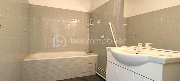 À vendre – Studio 31 m² avec balcon – Avignon

Situé à Avignon, au **5ᵉ étage d’un immeuble de 6 étages**, au sein d’une copropriété, ce logement d’environ **31 m² habitables** offre un beau potentiel après travaux de rénovation.

Il bénéficie également d’un **balcon d’environ 8 m²**, offrant un espace extérieur agréable.

Le logement se compose de :

* **Séjour lumineux** : 16,60 m²
* **Cuisine indépendante** : 5,78 m²
* **Salle de bains** : 4,57 m²
* **Bureau / petite pièce** : 4,36 m²
* **WC indépendant** : 1,11 m²
* **Couloir** : 3,89 m²
* **Placard 1** : 0,85 m²
* **Placard 2** : 0,80 m²
* **Balcon** : environ 8 m²

Des **travaux de rénovation sont à prévoir**, offrant la possibilité de repenser les espaces et de personnaliser le logement selon vos envies.

Grâce à sa belle luminosité, son balcon et son agencement, ce bien présente un **fort potentiel**, aussi bien pour un premier achat que pour un investissement locatif.
Le DPE est en cours de réalisation . 
**À découvrir sans tarder !**
