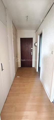 À vendre – Studio 31 m² avec balcon – Avignon

Situé à Avignon, au **5ᵉ étage d’un immeuble de 6 étages**, au sein d’une copropriété, ce logement d’environ **31 m² habitables** offre un beau potentiel après travaux de rénovation.

Il bénéficie également d’un **balcon d’environ 8 m²**, offrant un espace extérieur agréable.

Le logement se compose de :

* **Séjour lumineux** : 16,60 m²
* **Cuisine indépendante** : 5,78 m²
* **Salle de bains** : 4,57 m²
* **Bureau / petite pièce** : 4,36 m²
* **WC indépendant** : 1,11 m²
* **Couloir** : 3,89 m²
* **Placard 1** : 0,85 m²
* **Placard 2** : 0,80 m²
* **Balcon** : environ 8 m²

Des **travaux de rénovation sont à prévoir**, offrant la possibilité de repenser les espaces et de personnaliser le logement selon vos envies.

Grâce à sa belle luminosité, son balcon et son agencement, ce bien présente un **fort potentiel**, aussi bien pour un premier achat que pour un investissement locatif.
Le DPE est en cours de réalisation . 
**À découvrir sans tarder !**