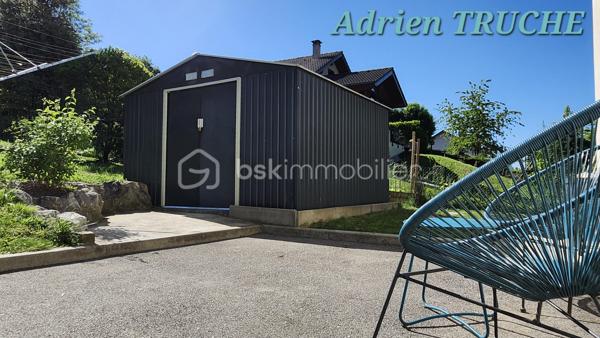 Maison récente de 2020, en ossature bois, écologique et économique.
Très belles prestations intérieures et extérieures.

Cette charmante maison dispose de magnifiques prestations : peintures, sols, domotique, sanitaires, cuisine équipée de belle qualité.
Son mode de chauffage (poêle à granulés + plancher chauffant), sa double isolation intérieure et extérieure, son ossature bois ainsi que ses panneaux photovoltaïques lui permettent d'obtenir une performance énergétique d'excellence.
L'extérieur est également très soigné avec des prestations de qualité : terrasse en bois, cour entièrement goudronnée, terrain complètement clôturé avec portail motorisé et portillon, enrochement paysagé, cabanon et beau potager.

Située à Seyssel, village paisible au croisement de 3 départements (Savoie - Haute Savoie - Ain).
Toutes les commodités sur place ainsi que les structures scolaires (crèche, maternelle, école élémentaire, collège).
Position géographique : à 40 minutes de la Suisse, 40 minutes d'Aix les Bains et 40 minutes d'Annecy.
Bénéficiez également de la gare de Seyssel permettant de rejoindre Genève en train.

Caractéristiques du bien :
🔹 Surface totale : 104 m² avec le garage
🔹 Terrain : 415 m²
🔹 3 chambres (possibilité de 4 chambres)

Elle se compose de la manière suivante :
🔹 Rez-de-chaussée : Cuisine ouverte sur séjour salon, entrée avec dressing, WC, garage (possibilité de transformer en chambre / buanderie)
🔹 Etage : 3 chambres, dressing, 1 salle de bains (douche + baignoire + WC).

A votre disposition pour une éventuelle visite.