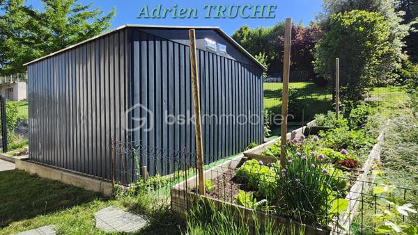Maison récente de 2020, en ossature bois, écologique et économique.
Très belles prestations intérieures et extérieures.

Cette charmante maison dispose de magnifiques prestations : peintures, sols, domotique, sanitaires, cuisine équipée de belle qualité.
Son mode de chauffage (poêle à granulés + plancher chauffant), sa double isolation intérieure et extérieure, son ossature bois ainsi que ses panneaux photovoltaïques lui permettent d'obtenir une performance énergétique d'excellence.
L'extérieur est également très soigné avec des prestations de qualité : terrasse en bois, cour entièrement goudronnée, terrain complètement clôturé avec portail motorisé et portillon, enrochement paysagé, cabanon et beau potager.

Située à Seyssel, village paisible au croisement de 3 départements (Savoie - Haute Savoie - Ain).
Toutes les commodités sur place ainsi que les structures scolaires (crèche, maternelle, école élémentaire, collège).
Position géographique : à 40 minutes de la Suisse, 40 minutes d'Aix les Bains et 40 minutes d'Annecy.
Bénéficiez également de la gare de Seyssel permettant de rejoindre Genève en train.

Caractéristiques du bien :
🔹 Surface totale : 104 m² avec le garage
🔹 Terrain : 415 m²
🔹 3 chambres (possibilité de 4 chambres)

Elle se compose de la manière suivante :
🔹 Rez-de-chaussée : Cuisine ouverte sur séjour salon, entrée avec dressing, WC, garage (possibilité de transformer en chambre / buanderie)
🔹 Etage : 3 chambres, dressing, 1 salle de bains (douche + baignoire + WC).

A votre disposition pour une éventuelle visite.