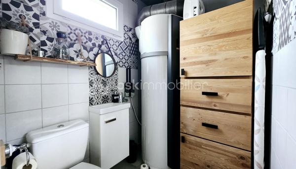 Maison récente de 2020, en ossature bois, écologique et économique.
Très belles prestations intérieures et extérieures.

Cette charmante maison dispose de magnifiques prestations : peintures, sols, domotique, sanitaires, cuisine équipée de belle qualité.
Son mode de chauffage (poêle à granulés + plancher chauffant), sa double isolation intérieure et extérieure, son ossature bois ainsi que ses panneaux photovoltaïques lui permettent d'obtenir une performance énergétique d'excellence.
L'extérieur est également très soigné avec des prestations de qualité : terrasse en bois, cour entièrement goudronnée, terrain complètement clôturé avec portail motorisé et portillon, enrochement paysagé, cabanon et beau potager.

Située à Seyssel, village paisible au croisement de 3 départements (Savoie - Haute Savoie - Ain).
Toutes les commodités sur place ainsi que les structures scolaires (crèche, maternelle, école élémentaire, collège).
Position géographique : à 40 minutes de la Suisse, 40 minutes d'Aix les Bains et 40 minutes d'Annecy.
Bénéficiez également de la gare de Seyssel permettant de rejoindre Genève en train.

Caractéristiques du bien :
🔹 Surface totale : 104 m² avec le garage
🔹 Terrain : 415 m²
🔹 3 chambres (possibilité de 4 chambres)

Elle se compose de la manière suivante :
🔹 Rez-de-chaussée : Cuisine ouverte sur séjour salon, entrée avec dressing, WC, garage (possibilité de transformer en chambre / buanderie)
🔹 Etage : 3 chambres, dressing, 1 salle de bains (douche + baignoire + WC).

A votre disposition pour une éventuelle visite.