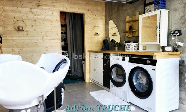 Maison récente de 2020, en ossature bois, écologique et économique.
Très belles prestations intérieures et extérieures.

Cette charmante maison dispose de magnifiques prestations : peintures, sols, domotique, sanitaires, cuisine équipée de belle qualité.
Son mode de chauffage (poêle à granulés + plancher chauffant), sa double isolation intérieure et extérieure, son ossature bois ainsi que ses panneaux photovoltaïques lui permettent d'obtenir une performance énergétique d'excellence.
L'extérieur est également très soigné avec des prestations de qualité : terrasse en bois, cour entièrement goudronnée, terrain complètement clôturé avec portail motorisé et portillon, enrochement paysagé, cabanon et beau potager.

Située à Seyssel, village paisible au croisement de 3 départements (Savoie - Haute Savoie - Ain).
Toutes les commodités sur place ainsi que les structures scolaires (crèche, maternelle, école élémentaire, collège).
Position géographique : à 40 minutes de la Suisse, 40 minutes d'Aix les Bains et 40 minutes d'Annecy.
Bénéficiez également de la gare de Seyssel permettant de rejoindre Genève en train.

Caractéristiques du bien :
🔹 Surface totale : 104 m² avec le garage
🔹 Terrain : 415 m²
🔹 3 chambres (possibilité de 4 chambres)

Elle se compose de la manière suivante :
🔹 Rez-de-chaussée : Cuisine ouverte sur séjour salon, entrée avec dressing, WC, garage (possibilité de transformer en chambre / buanderie)
🔹 Etage : 3 chambres, dressing, 1 salle de bains (douche + baignoire + WC).

A votre disposition pour une éventuelle visite.