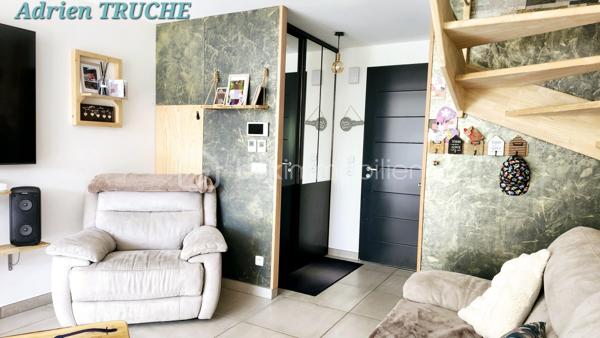 Maison récente de 2020, en ossature bois, écologique et économique.
Très belles prestations intérieures et extérieures.

Cette charmante maison dispose de magnifiques prestations : peintures, sols, domotique, sanitaires, cuisine équipée de belle qualité.
Son mode de chauffage (poêle à granulés + plancher chauffant), sa double isolation intérieure et extérieure, son ossature bois ainsi que ses panneaux photovoltaïques lui permettent d'obtenir une performance énergétique d'excellence.
L'extérieur est également très soigné avec des prestations de qualité : terrasse en bois, cour entièrement goudronnée, terrain complètement clôturé avec portail motorisé et portillon, enrochement paysagé, cabanon et beau potager.

Située à Seyssel, village paisible au croisement de 3 départements (Savoie - Haute Savoie - Ain).
Toutes les commodités sur place ainsi que les structures scolaires (crèche, maternelle, école élémentaire, collège).
Position géographique : à 40 minutes de la Suisse, 40 minutes d'Aix les Bains et 40 minutes d'Annecy.
Bénéficiez également de la gare de Seyssel permettant de rejoindre Genève en train.

Caractéristiques du bien :
🔹 Surface totale : 104 m² avec le garage
🔹 Terrain : 415 m²
🔹 3 chambres (possibilité de 4 chambres)

Elle se compose de la manière suivante :
🔹 Rez-de-chaussée : Cuisine ouverte sur séjour salon, entrée avec dressing, WC, garage (possibilité de transformer en chambre / buanderie)
🔹 Etage : 3 chambres, dressing, 1 salle de bains (douche + baignoire + WC).

A votre disposition pour une éventuelle visite.