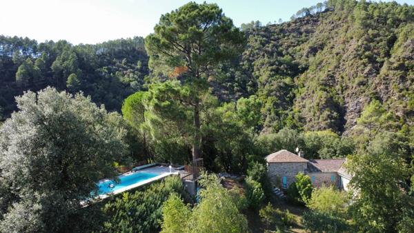 Mas en pierre en Cévennes avec 7ht de terrain garage et piscine vue panoramique