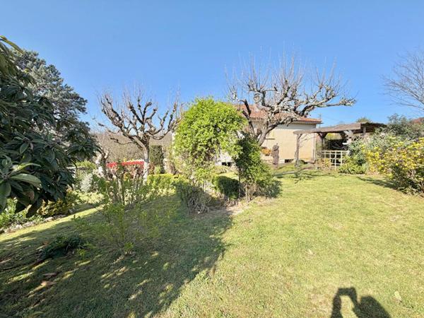 Luzech Maison 3 chambres sur près de 1000 m² de terrain proche commodités