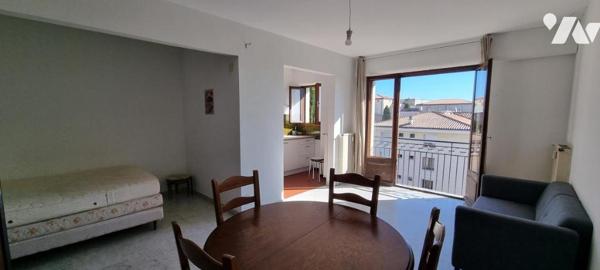 Appartement studio (avec cave) vendu libre situé au 4ème étage d'un immeuble en copropriété