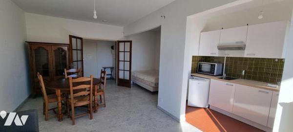 Appartement studio (avec cave) vendu libre situé au 4ème étage d'un immeuble en copropriété