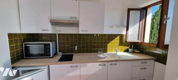 Appartement studio (avec cave) vendu libre situé au 4ème étage d'un immeuble en copropriété