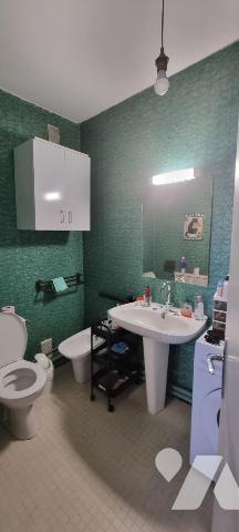 Appartement studio (avec cave) vendu libre situé au 4ème étage d'un immeuble en copropriété