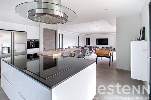 A VENDRE DRAGUIGNAN - MAISON NEO PROVENCALE DE PLAIN PIED de 180 m² avec GARAGE et PISCINE