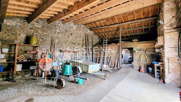 Grange à fort potentiel sur terrains constructibles à Doix-les-Fontaines