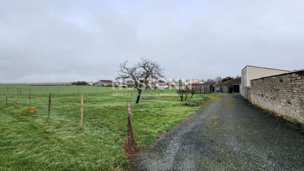 Grange à fort potentiel sur terrains constructibles à Doix-les-Fontaines