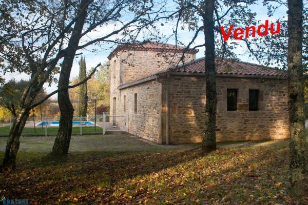Belle maison en pierre avec piscine dans un environnement privilégié