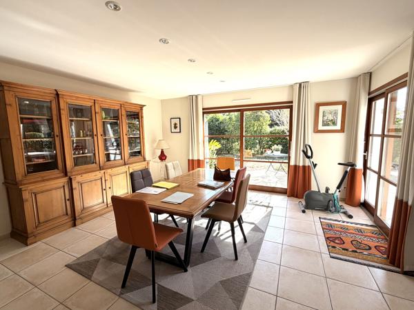 Maison d’architecte à vendre à Séné, aux portes de Vannes – Beaux volumes, calme et jardin clos