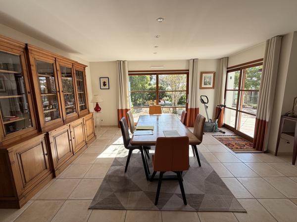 Maison d’architecte à vendre à Séné, aux portes de Vannes – Beaux volumes, calme et jardin clos