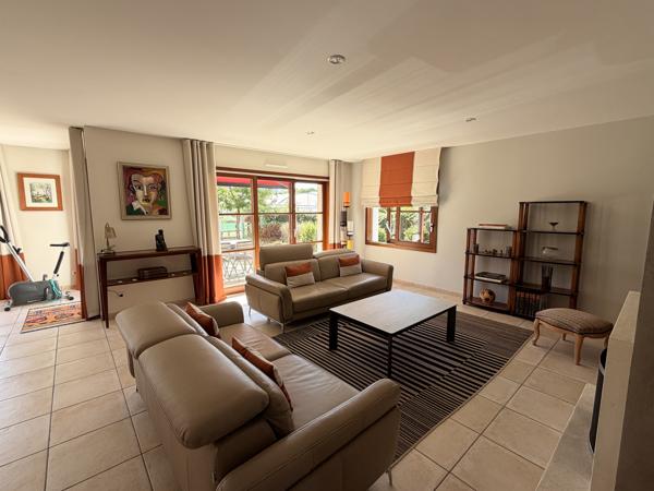 Maison d’architecte à vendre à Séné, aux portes de Vannes – Beaux volumes, calme et jardin clos