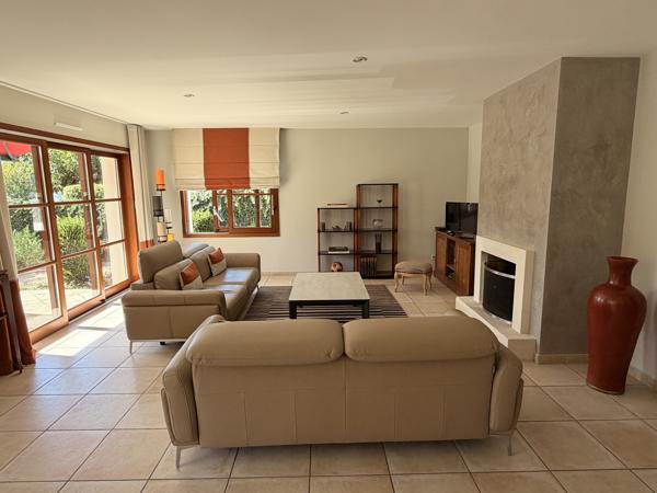 Maison d’architecte à vendre à Séné, aux portes de Vannes – Beaux volumes, calme et jardin clos