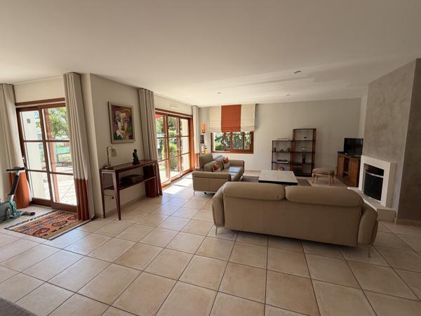 Maison d’architecte à vendre à Séné, aux portes de Vannes – Beaux volumes, calme et jardin clos
