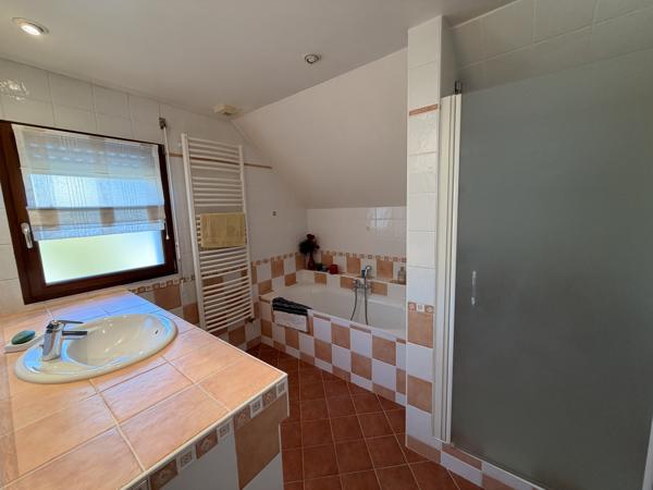 Maison d’architecte à vendre à Séné, aux portes de Vannes – Beaux volumes, calme et jardin clos