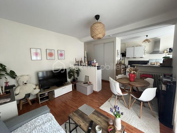 INVESTISSEMENT LOCATIF CLÉ EN MAIN – STUDIO AVEC BALCON ET FORTE RENTABILITÉ POTENTIELLE

Découvrez ce charmant studio de 33,62 m², situé au sein d’une copropriété bien entretenue des années 60, offrant un cadre calme et agréable.

Parfaitement agencé, cet appartement lumineux bénéficie d’un espace de vie optimisé, idéal pour un investissement serein et immédiatement exploitable. Son balcon constitue un véritable atout recherché par les locataires, apportant confort et qualité de vie au quotidien.
Le bien dispose également d’une cave, ajoutant un espace de stockage appréciable.

Les charges de copropriété maîtrisées, à seulement 1 098 € par an, renforcent l’attractivité financière de cette opportunité.

Côté investissement, la rentabilité brute actuelle se situe à environ 5,5 %, avec un potentiel pouvant dépasser 6,5 % brut dans le cadre d’un bail classique.

Une opportunité rare pour investisseurs à la recherche d’un bien sécurisé et rentable.
