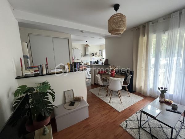 INVESTISSEMENT LOCATIF CLÉ EN MAIN – STUDIO AVEC BALCON ET FORTE RENTABILITÉ POTENTIELLE

Découvrez ce charmant studio de 33,62 m², situé au sein d’une copropriété bien entretenue des années 60, offrant un cadre calme et agréable.

Parfaitement agencé, cet appartement lumineux bénéficie d’un espace de vie optimisé, idéal pour un investissement serein et immédiatement exploitable. Son balcon constitue un véritable atout recherché par les locataires, apportant confort et qualité de vie au quotidien.
Le bien dispose également d’une cave, ajoutant un espace de stockage appréciable.

Les charges de copropriété maîtrisées, à seulement 1 098 € par an, renforcent l’attractivité financière de cette opportunité.

Côté investissement, la rentabilité brute actuelle se situe à environ 5,5 %, avec un potentiel pouvant dépasser 6,5 % brut dans le cadre d’un bail classique.

Une opportunité rare pour investisseurs à la recherche d’un bien sécurisé et rentable.
