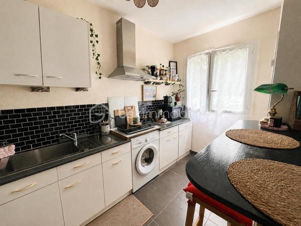 INVESTISSEMENT LOCATIF CLÉ EN MAIN – STUDIO AVEC BALCON ET FORTE RENTABILITÉ POTENTIELLE

Découvrez ce charmant studio de 33,62 m², situé au sein d’une copropriété bien entretenue des années 60, offrant un cadre calme et agréable.

Parfaitement agencé, cet appartement lumineux bénéficie d’un espace de vie optimisé, idéal pour un investissement serein et immédiatement exploitable. Son balcon constitue un véritable atout recherché par les locataires, apportant confort et qualité de vie au quotidien.
Le bien dispose également d’une cave, ajoutant un espace de stockage appréciable.

Les charges de copropriété maîtrisées, à seulement 1 098 € par an, renforcent l’attractivité financière de cette opportunité.

Côté investissement, la rentabilité brute actuelle se situe à environ 5,5 %, avec un potentiel pouvant dépasser 6,5 % brut dans le cadre d’un bail classique.

Une opportunité rare pour investisseurs à la recherche d’un bien sécurisé et rentable.
