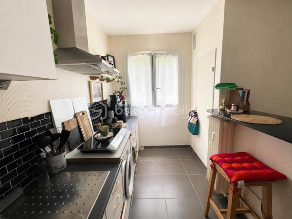 INVESTISSEMENT LOCATIF CLÉ EN MAIN – STUDIO AVEC BALCON ET FORTE RENTABILITÉ POTENTIELLE

Découvrez ce charmant studio de 33,62 m², situé au sein d’une copropriété bien entretenue des années 60, offrant un cadre calme et agréable.

Parfaitement agencé, cet appartement lumineux bénéficie d’un espace de vie optimisé, idéal pour un investissement serein et immédiatement exploitable. Son balcon constitue un véritable atout recherché par les locataires, apportant confort et qualité de vie au quotidien.
Le bien dispose également d’une cave, ajoutant un espace de stockage appréciable.

Les charges de copropriété maîtrisées, à seulement 1 098 € par an, renforcent l’attractivité financière de cette opportunité.

Côté investissement, la rentabilité brute actuelle se situe à environ 5,5 %, avec un potentiel pouvant dépasser 6,5 % brut dans le cadre d’un bail classique.

Une opportunité rare pour investisseurs à la recherche d’un bien sécurisé et rentable.