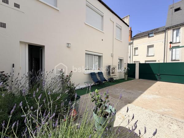Vous recherchez une maison sans travaux, alliant confort moderne et emplacement privilégié ? Cette maison est faite pour vous !
Située dans le secteur très recherché des Prébendes Nord, cette charmante maison a été entièrement entretenue et bénéficie de prestations de qualité.
Dès l'entrée, vous découvrirez une pièce de vie lumineuse et chaleureuse, la cuisine, entièrement aménagée et équipée, a été récemment rénovée avec goût.
À l'étage 2 chambres, et un bureau pourtant servir de chambre d'enfant.

Côté confort: climatisation réversible, double vitrage, volets roulants motorisés, salle d'eau neuve... Vous n'avez plus qu'à poser vos valises !

À l'extérieur, vous profiterez d'un agréable espace permettant de savourer les beaux jours en toute tranquillité.

Atout rare sur le secteur  un garage fermé équipé de prises électriques, situé juste en face de la maison, PEUT ETRE ACQUIS EN SUPPLEMENT .

Un bien clé en main dans un quartier prisé, à proximité des commerces, écoles et transports.

Une opportunité à ne pas manquer !