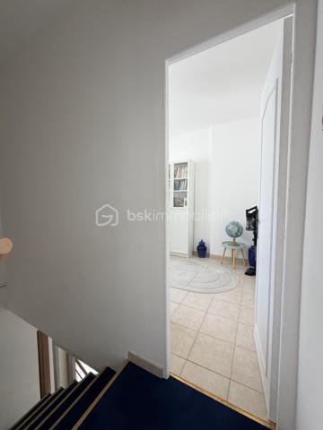 Vous recherchez une maison sans travaux, alliant confort moderne et emplacement privilégié ? Cette maison est faite pour vous !
Située dans le secteur très recherché des Prébendes Nord, cette charmante maison a été entièrement entretenue et bénéficie de prestations de qualité.
Dès l'entrée, vous découvrirez une pièce de vie lumineuse et chaleureuse, la cuisine, entièrement aménagée et équipée, a été récemment rénovée avec goût.
À l'étage 2 chambres, et un bureau pourtant servir de chambre d'enfant.

Côté confort: climatisation réversible, double vitrage, volets roulants motorisés, salle d'eau neuve... Vous n'avez plus qu'à poser vos valises !

À l'extérieur, vous profiterez d'un agréable espace permettant de savourer les beaux jours en toute tranquillité.

Atout rare sur le secteur  un garage fermé équipé de prises électriques, situé juste en face de la maison, PEUT ETRE ACQUIS EN SUPPLEMENT .

Un bien clé en main dans un quartier prisé, à proximité des commerces, écoles et transports.

Une opportunité à ne pas manquer !