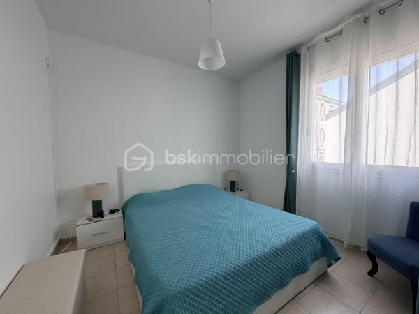 Vous recherchez une maison sans travaux, alliant confort moderne et emplacement privilégié ? Cette maison est faite pour vous !
Située dans le secteur très recherché des Prébendes Nord, cette charmante maison a été entièrement entretenue et bénéficie de prestations de qualité.
Dès l'entrée, vous découvrirez une pièce de vie lumineuse et chaleureuse, la cuisine, entièrement aménagée et équipée, a été récemment rénovée avec goût.
À l'étage 2 chambres, et un bureau pourtant servir de chambre d'enfant.

Côté confort: climatisation réversible, double vitrage, volets roulants motorisés, salle d'eau neuve... Vous n'avez plus qu'à poser vos valises !

À l'extérieur, vous profiterez d'un agréable espace permettant de savourer les beaux jours en toute tranquillité.

Atout rare sur le secteur  un garage fermé équipé de prises électriques, situé juste en face de la maison, PEUT ETRE ACQUIS EN SUPPLEMENT .

Un bien clé en main dans un quartier prisé, à proximité des commerces, écoles et transports.

Une opportunité à ne pas manquer !