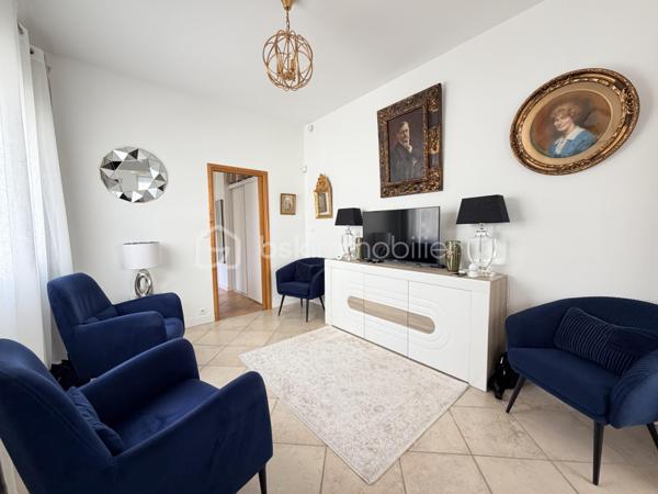 Vous recherchez une maison sans travaux, alliant confort moderne et emplacement privilégié ? Cette maison est faite pour vous !
Située dans le secteur très recherché des Prébendes Nord, cette charmante maison a été entièrement entretenue et bénéficie de prestations de qualité.
Dès l'entrée, vous découvrirez une pièce de vie lumineuse et chaleureuse, la cuisine, entièrement aménagée et équipée, a été récemment rénovée avec goût.
À l'étage 2 chambres, et un bureau pourtant servir de chambre d'enfant.

Côté confort: climatisation réversible, double vitrage, volets roulants motorisés, salle d'eau neuve... Vous n'avez plus qu'à poser vos valises !

À l'extérieur, vous profiterez d'un agréable espace permettant de savourer les beaux jours en toute tranquillité.

Atout rare sur le secteur  un garage fermé équipé de prises électriques, situé juste en face de la maison, PEUT ETRE ACQUIS EN SUPPLEMENT .

Un bien clé en main dans un quartier prisé, à proximité des commerces, écoles et transports.

Une opportunité à ne pas manquer !